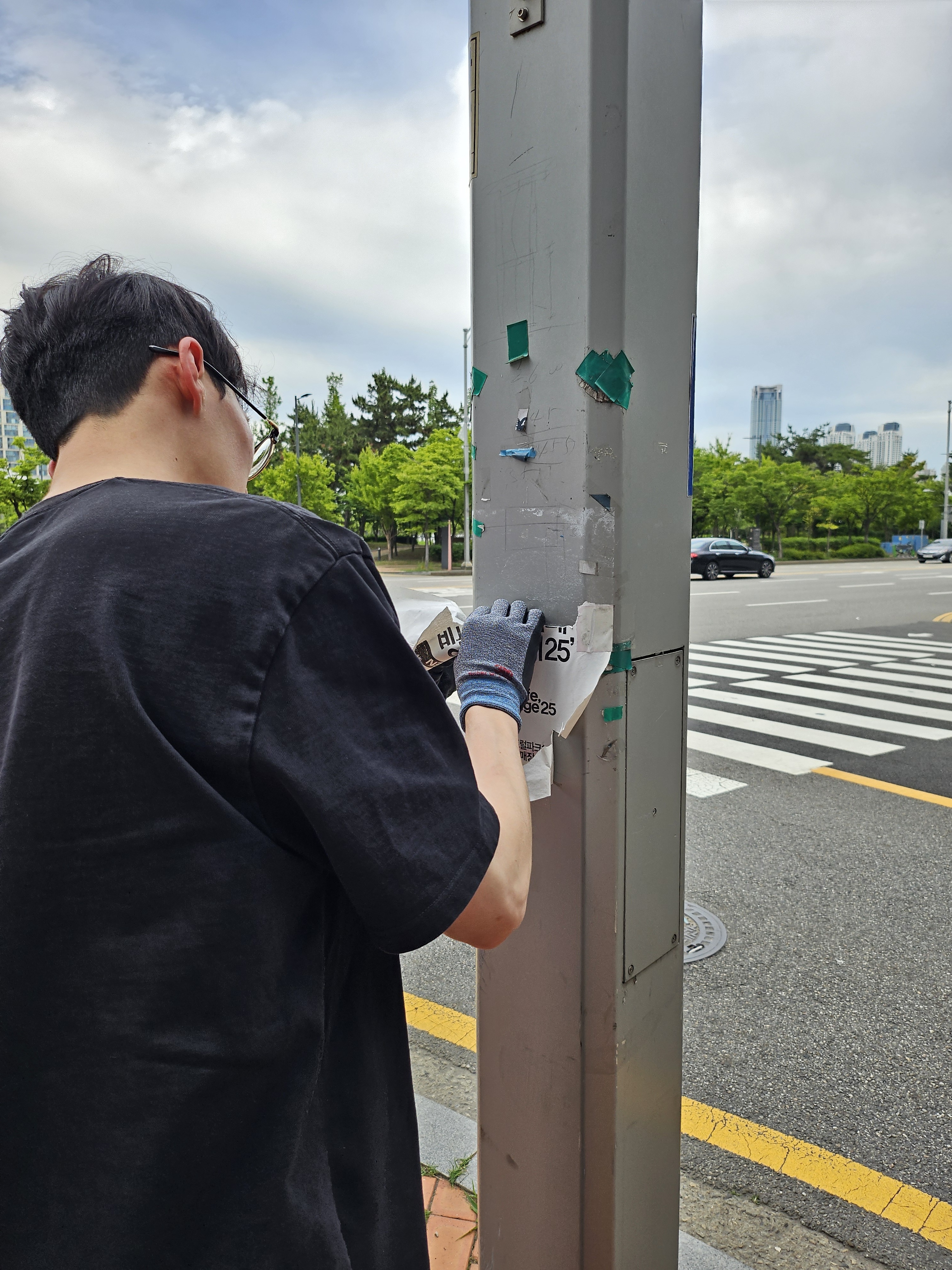 연수구는 지난 24일 송도국제도시 지역에서 쾌적한 도시환경 조성을 위한 불법 유동광고물 야간 일제 정비를 했다